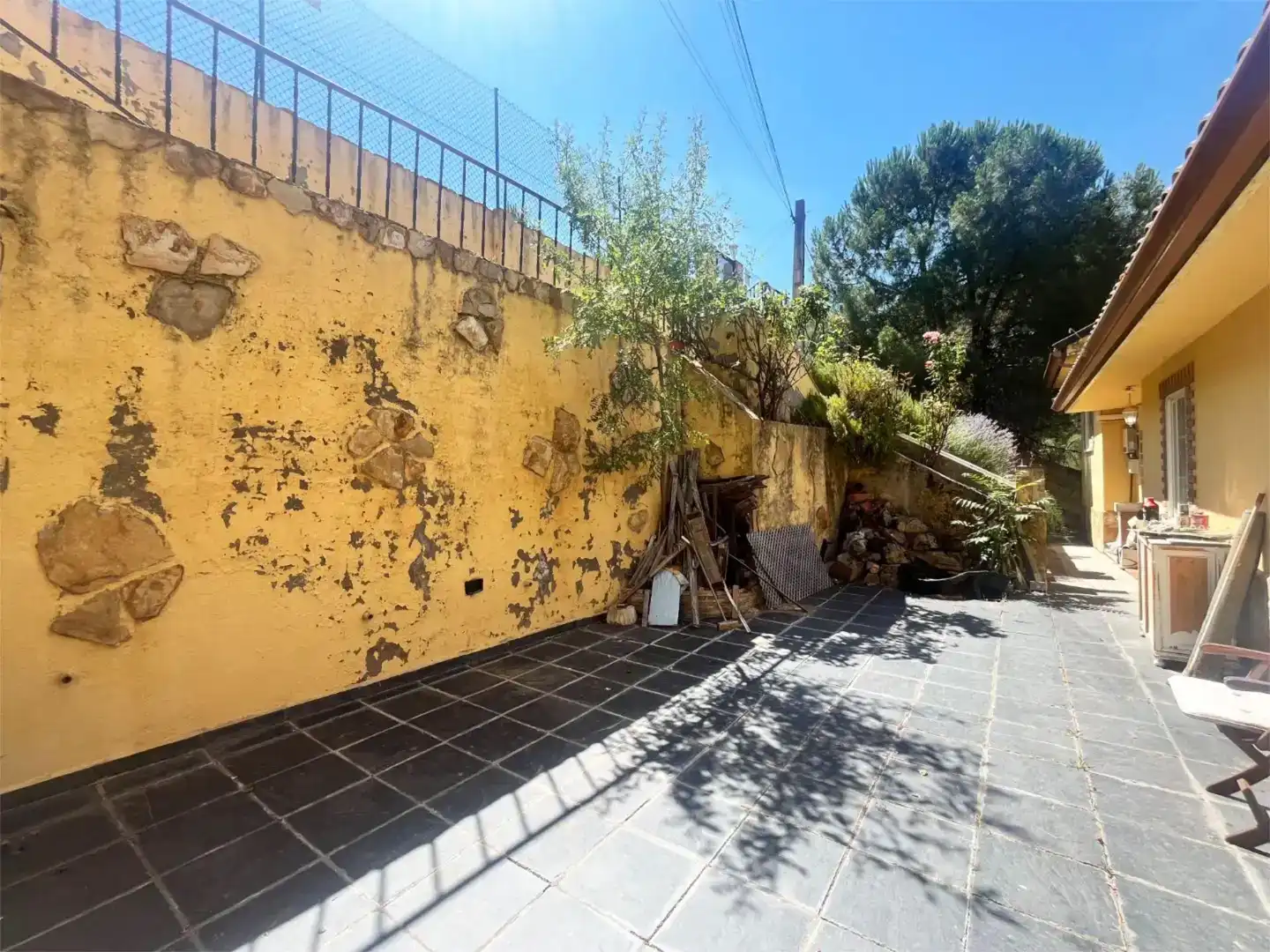 Vista exterior de Casa o xalet en venda en Villanueva del Pardillo amb Aire condicionat, Jardí privat i Parquet
