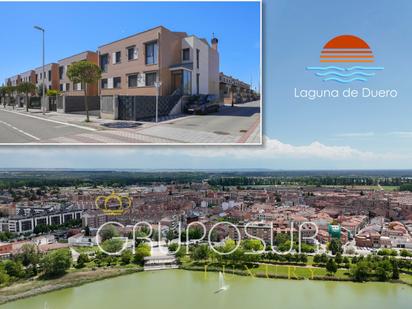 Vista exterior de Casa adosada en venda en Laguna de Duero amb Calefacció, Jardí privat i Parquet