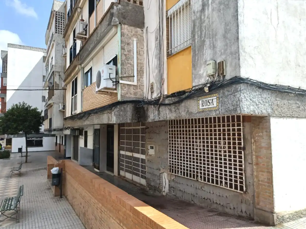 Vista exterior de Pis en venda en Dos Hermanas