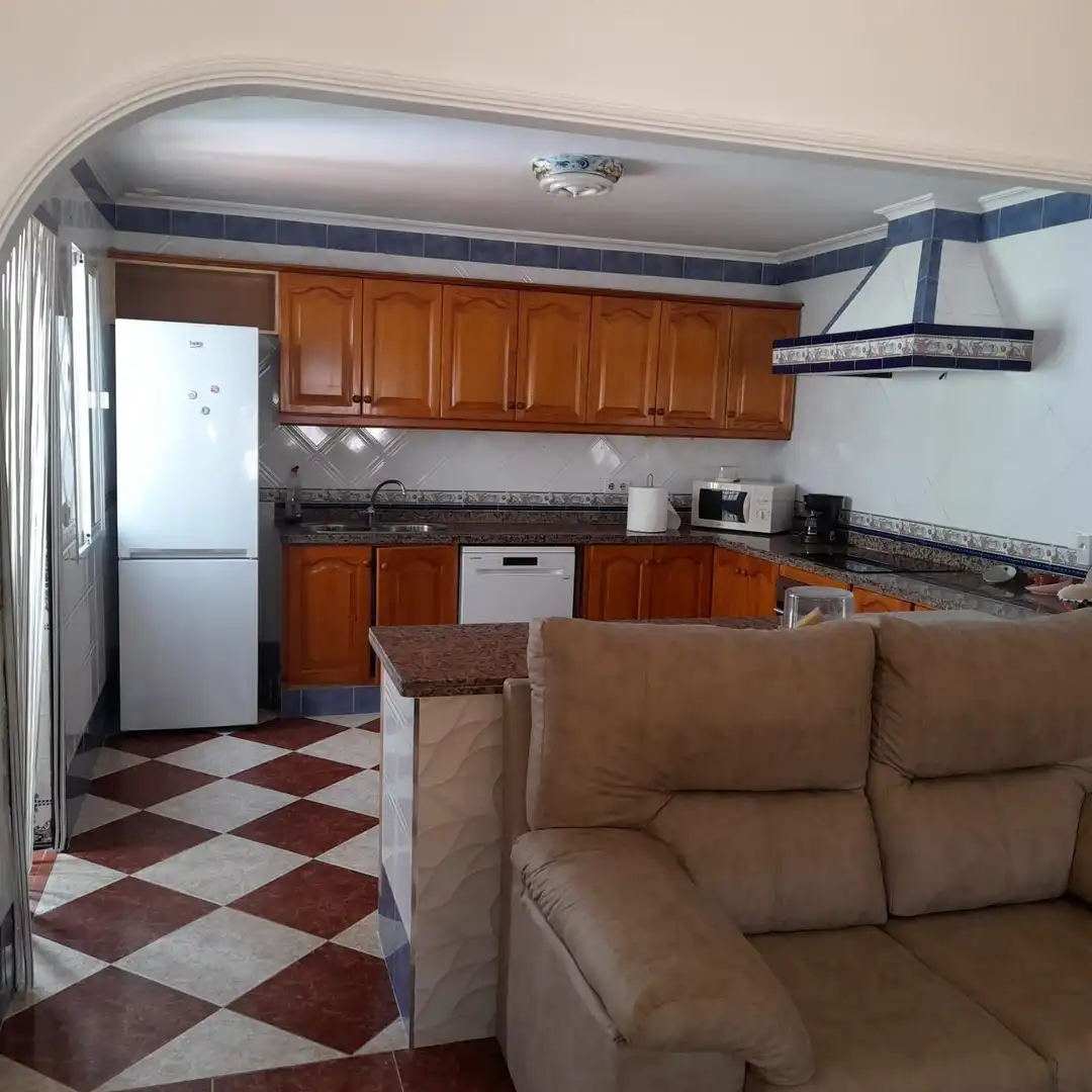 Cuina de Casa o xalet de lloguer en Algeciras amb Terrassa, Traster i Piscina