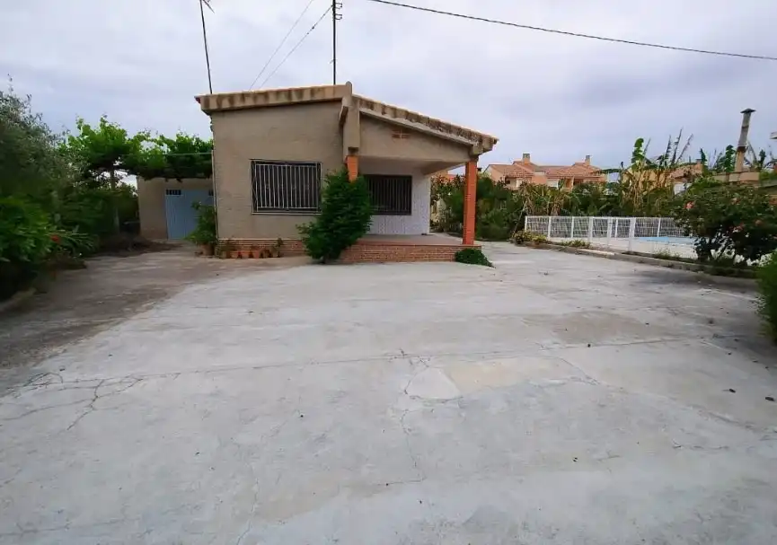 Außenansicht von Haus oder Chalet zum Verkauf in Almazora / Almassora mit Privatgarten, Terrasse und Möbliert