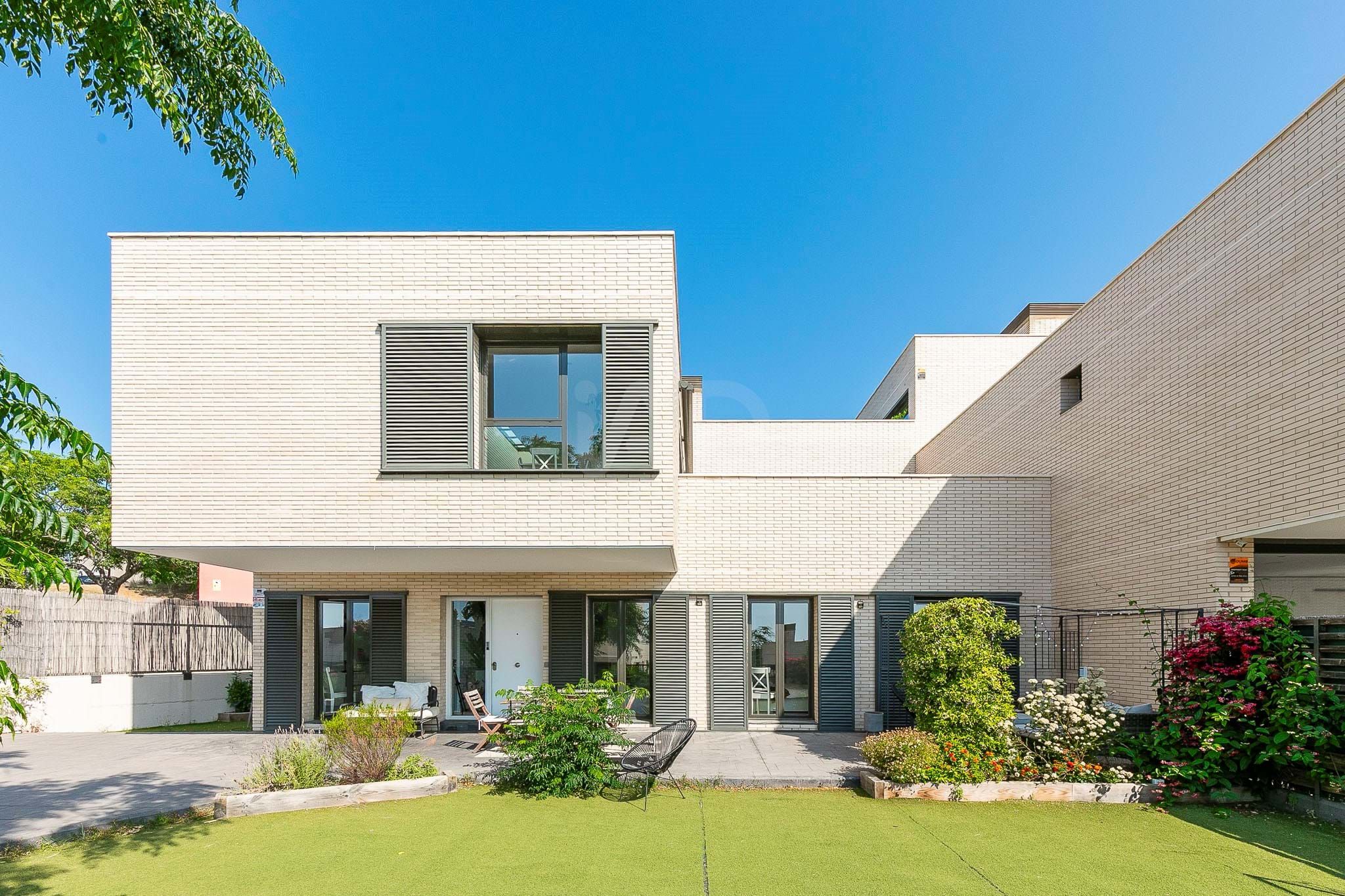 Vista exterior de Casa adosada en venda en Mataró amb Aire condicionat, Calefacció i Terrassa