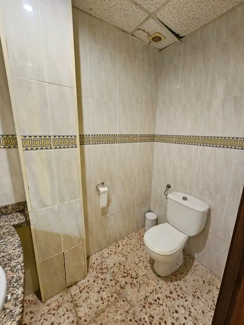 Bany de Local en venda en Tarragona amb Aire condicionat, Terrassa i Moblat