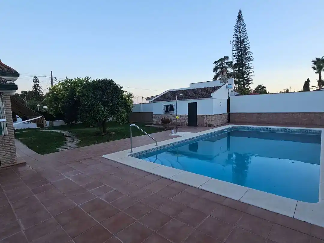 Piscina de Pis en venda en Espartinas amb Aire condicionat, Jardí privat i Piscina