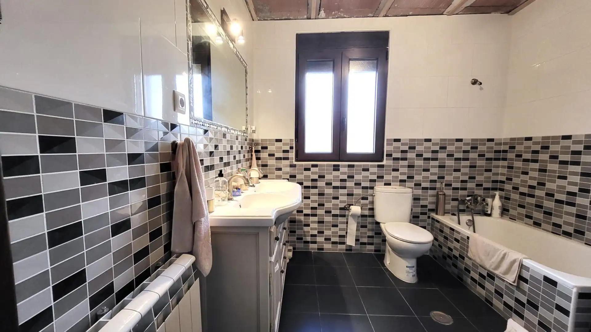 Bany de Casa o xalet en venda en Villanueva de Ávila amb Jardí privat, Terrassa i Traster