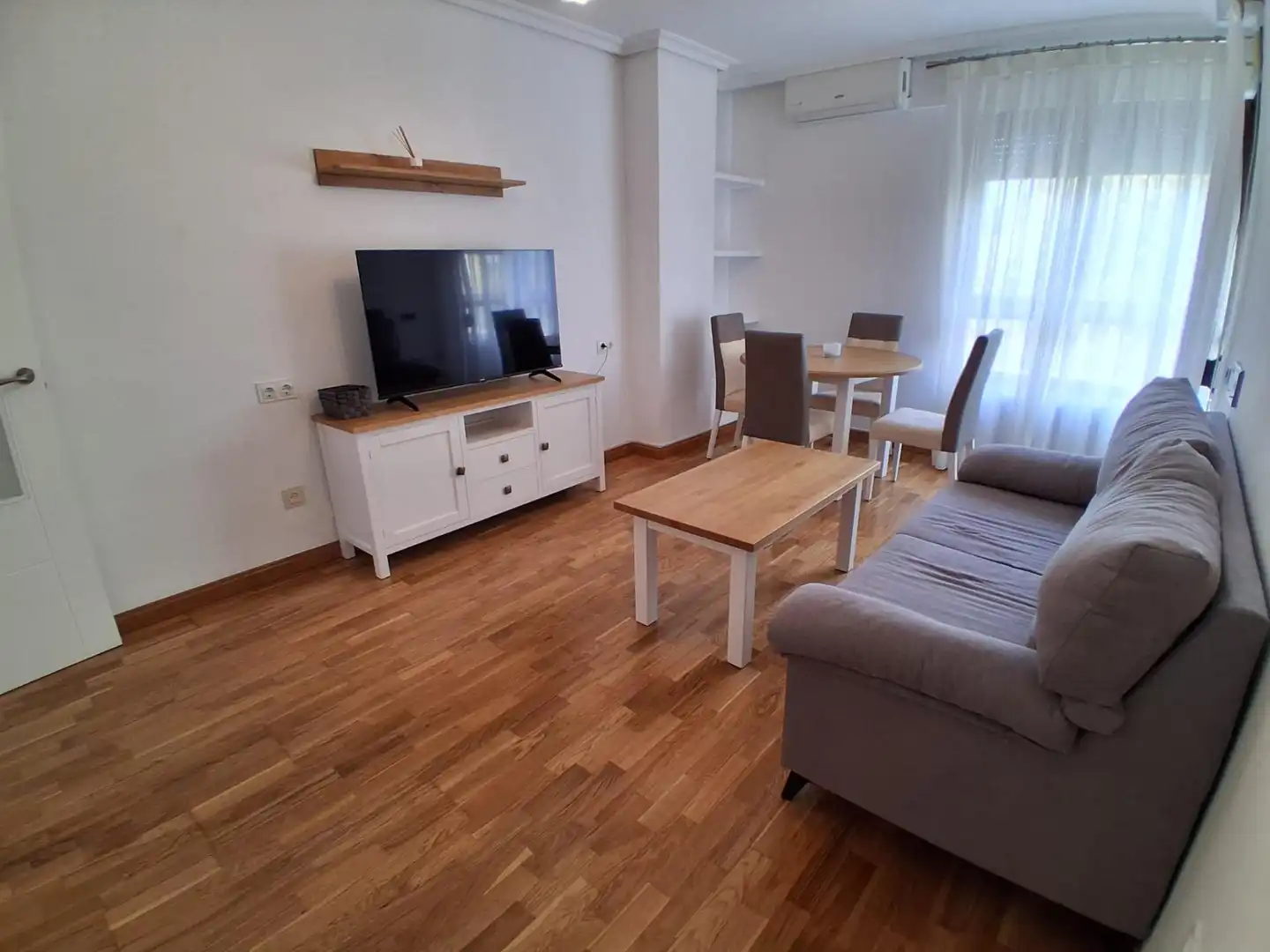 Sala d'estar de Apartament de lloguer en  Albacete Capital amb Aire condicionat, Moblat i Balcó