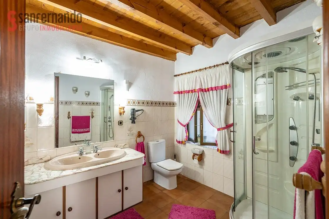 Badezimmer von Haus oder Chalet zum Verkauf in Torrelavega  mit Heizung, Privatgarten und Terrasse