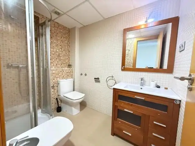Baño de Apartamento de alquiler en Murcia con Aire acondicionado, Calefacción y Parquet