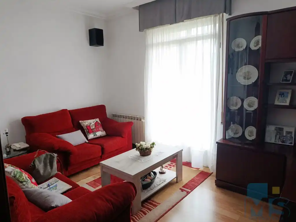 Sala d'estar de Pis en venda en Donostia - San Sebastián  amb Forn, Microones i Balcó