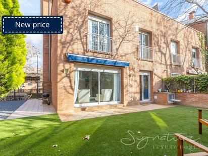 Exterior view of Single-family semi-detached for sale in Sant Cugat del Vallès  with Air Conditioner, Private garden and Terrace