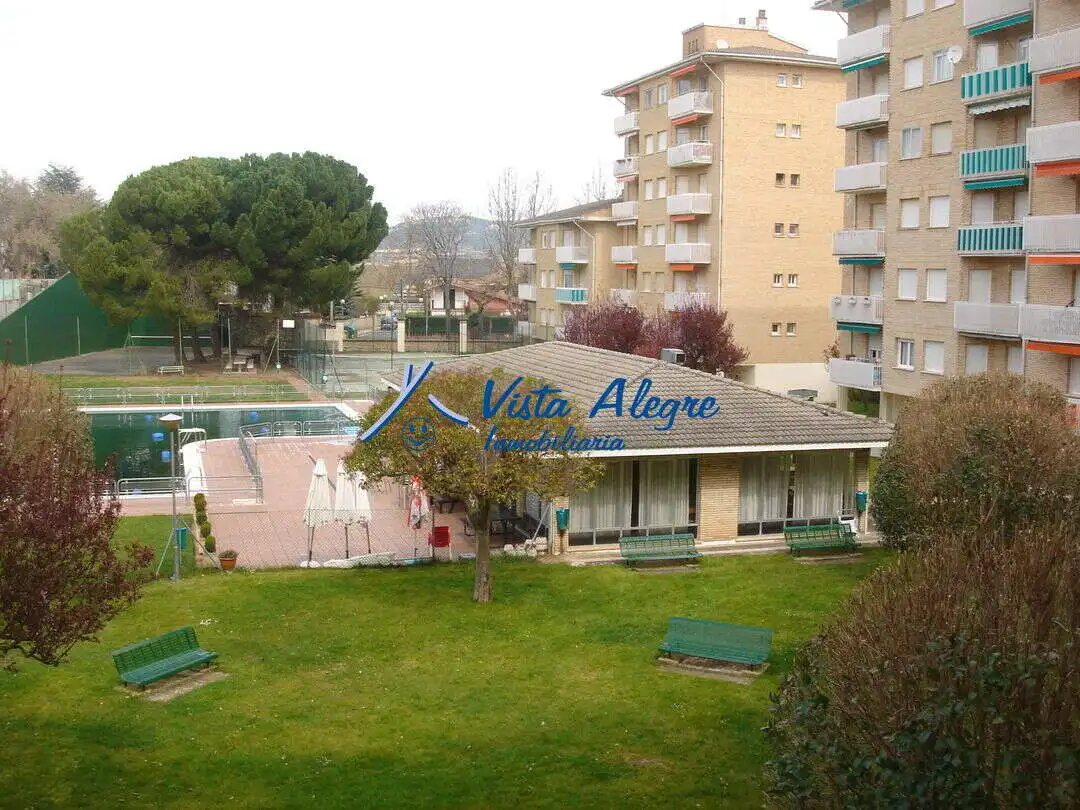 Vista exterior de Piso de alquiler en Haro con Jardín privado, Terraza y Piscina