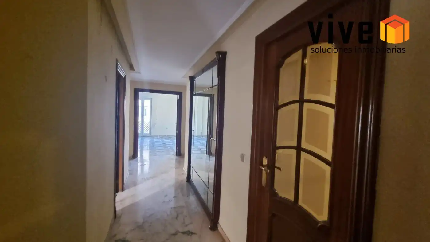Wohnung zur Miete in Sevilla mit Klimaanlage, Terrasse und Abstellraum