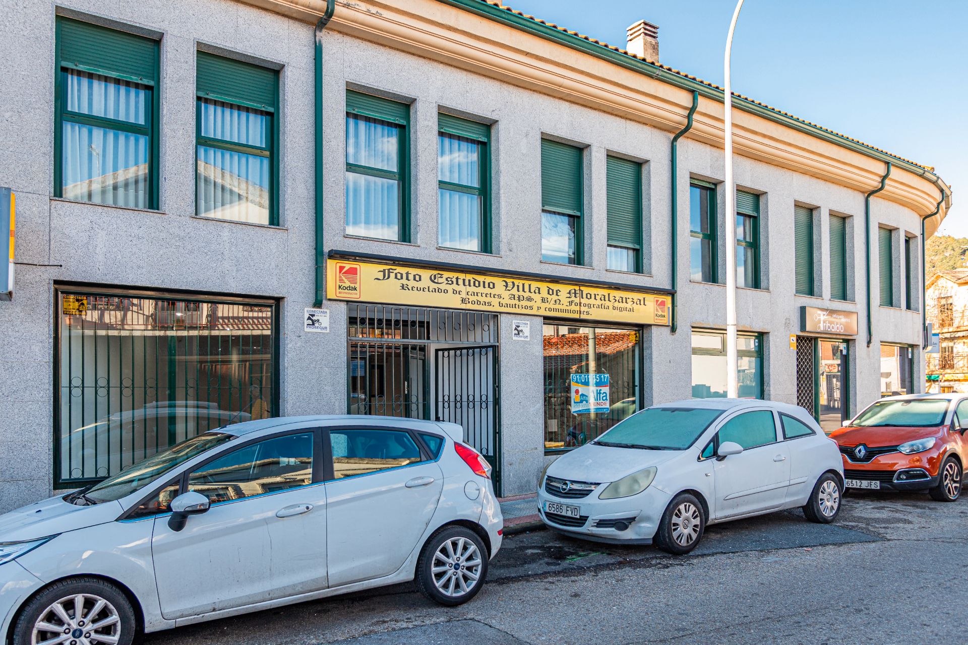 Vista exterior de Local en venda en Moralzarzal amb Internet