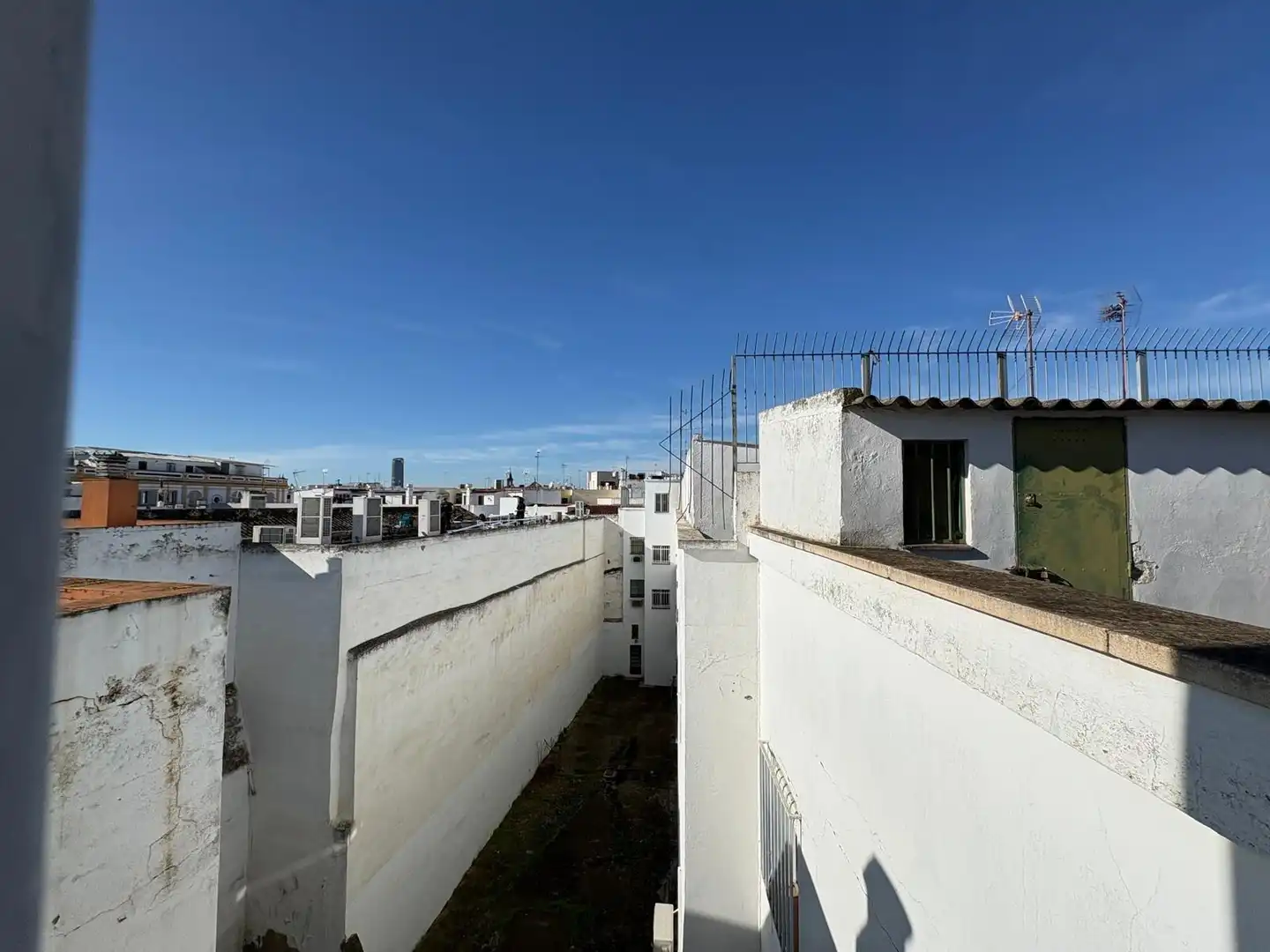 Exterior view of Flat for sale in Sevilla  with Air Conditioner, Terrace and Storage room
