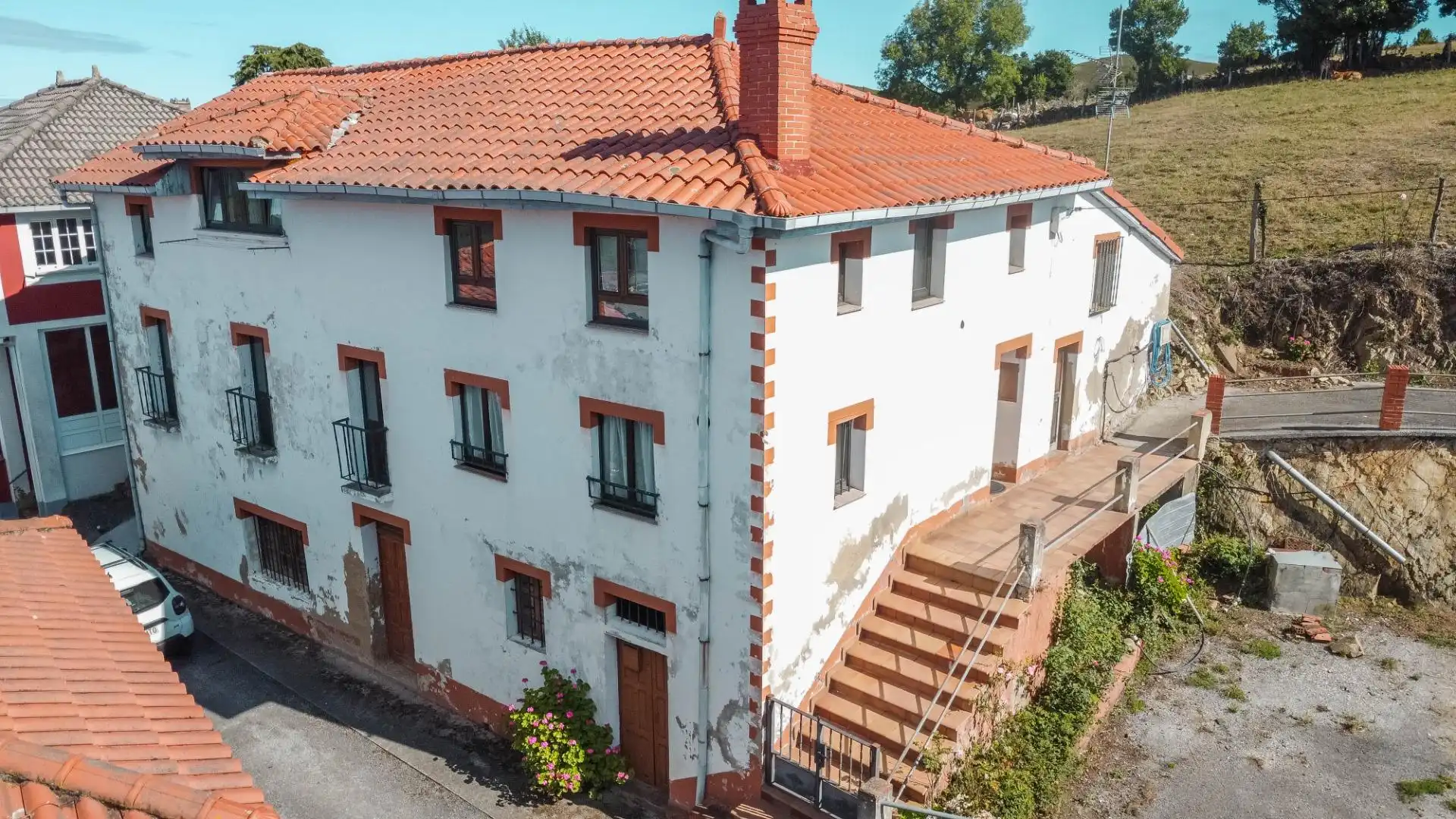 Vista exterior de Casa o xalet en venda en Valdés - Luarca amb Calefacció, Jardí privat i Terrassa