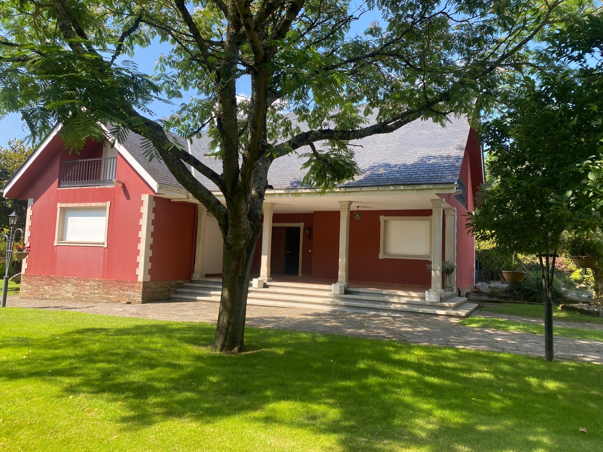 Vista exterior de Casa o xalet en venda en Lugo Capital amb Calefacció, Piscina i Moblat