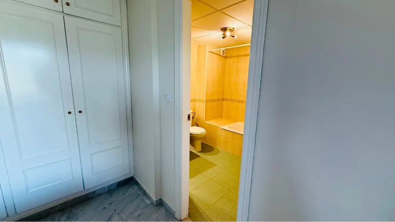 Badezimmer von Wohnung zur Miete in Marbella mit Klimaanlage, Terrasse und Möbliert