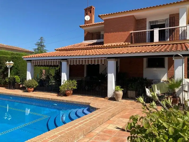 Vista exterior de Casa o xalet en venda en  Córdoba Capital amb Aire condicionat, Calefacció i Jardí privat