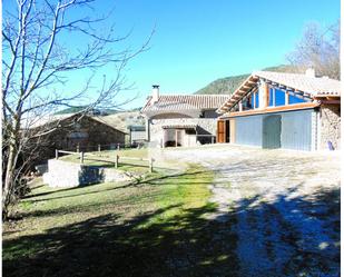 Vista exterior de Finca rústica en venda en Les Llosses amb Calefacció, Jardí privat i Parquet