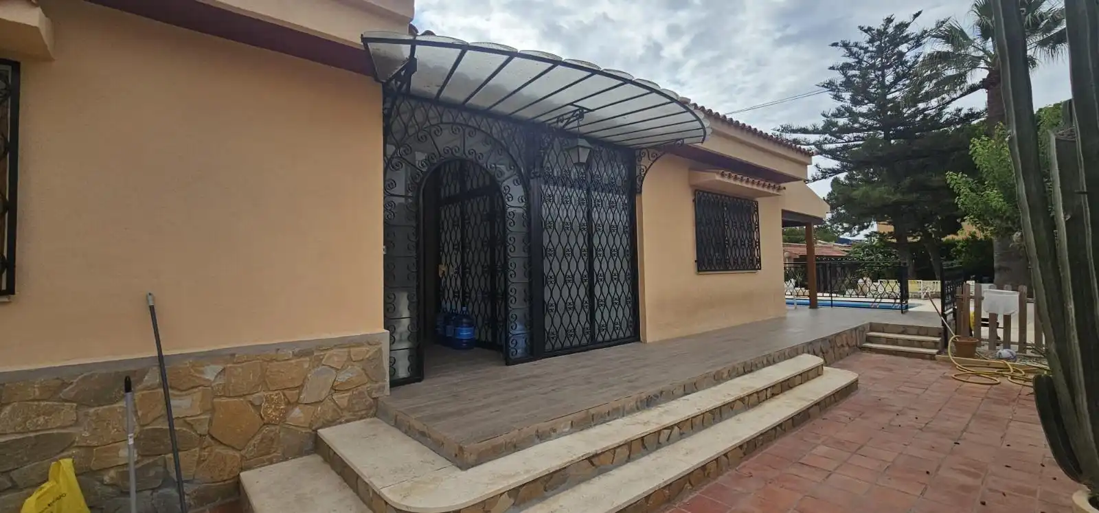 Vista exterior de Casa o xalet en venda en Mutxamel amb Jardí privat, Piscina i Moblat