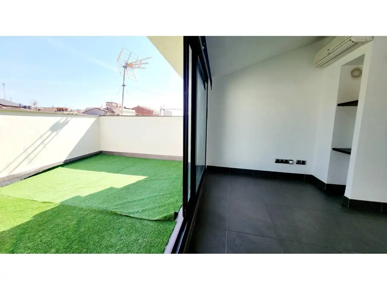 Terrasse von Einfamilien-Reihenhaus zum Verkauf in Sabadell mit Klimaanlage, Heizung und Terrasse
