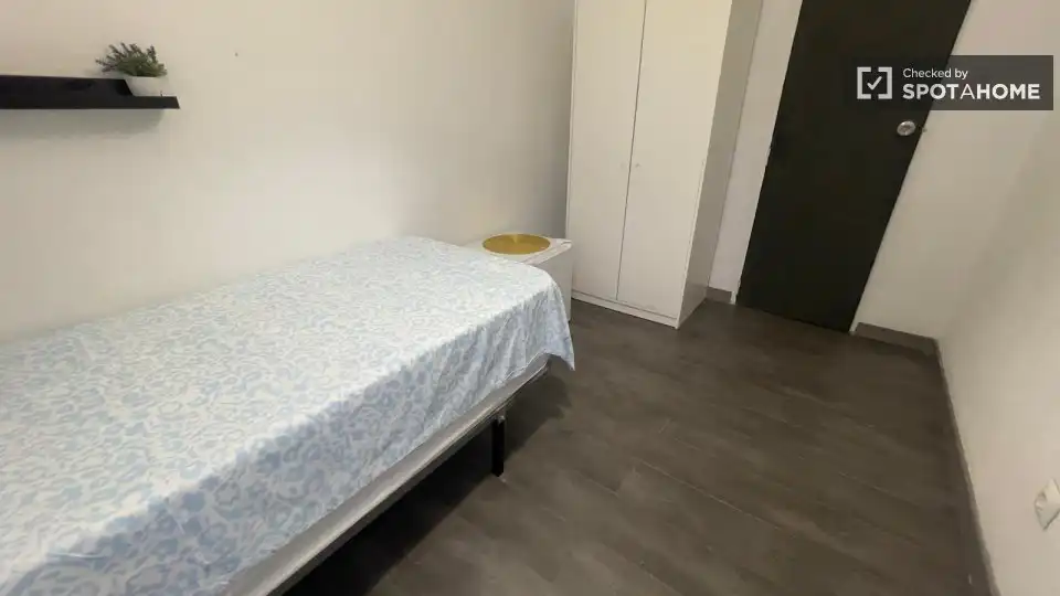 Dormitori de Pis de lloguer en Madrid amb Aire condicionat, Calefacció i Moblat