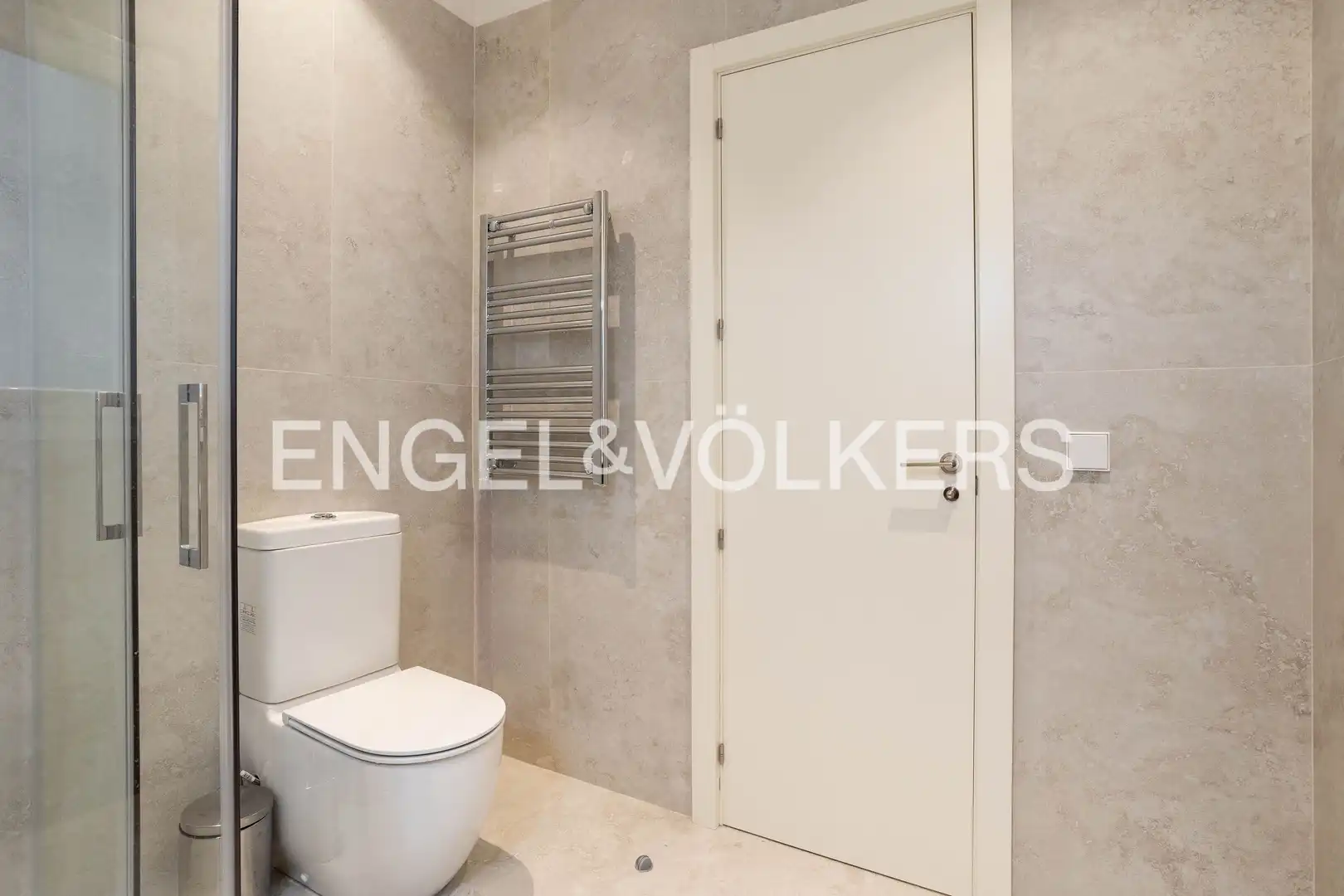 Bany de Apartament de lloguer en Madrid amb Aire condicionat i Calefacció