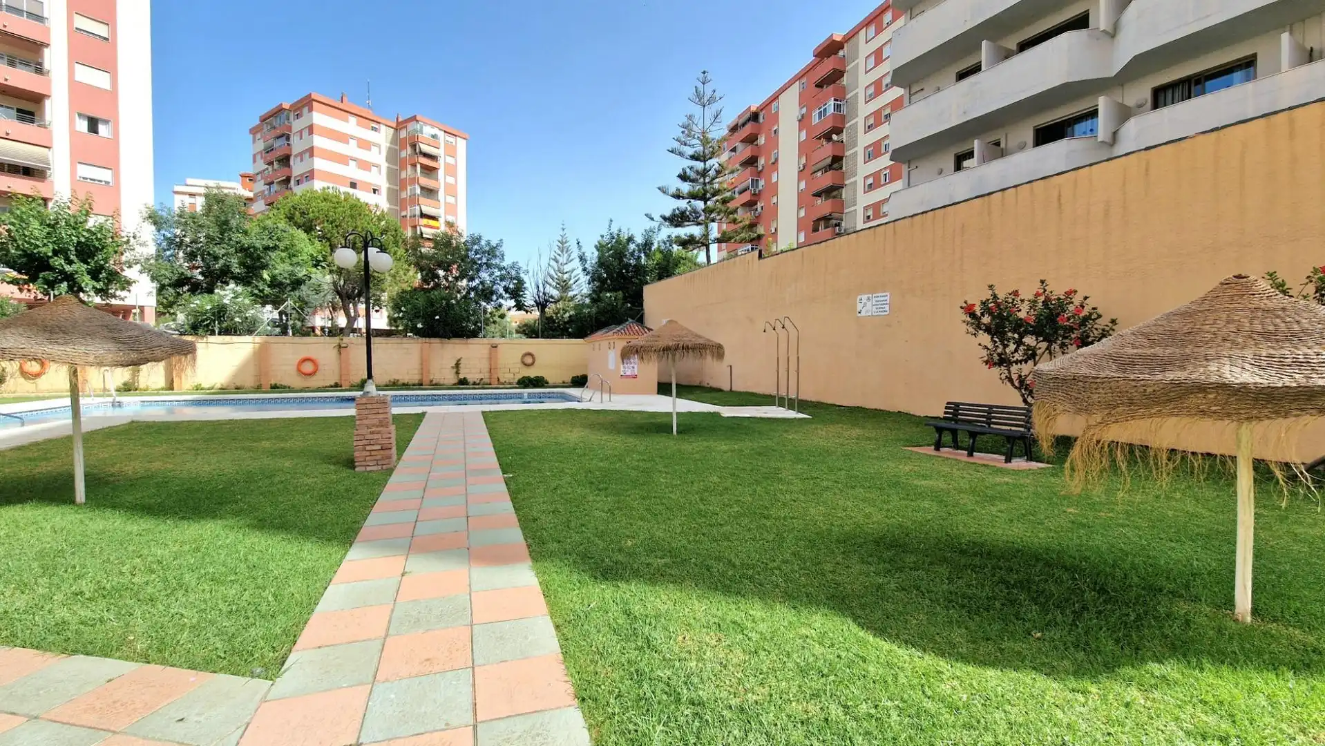 Piscina de Estudi en venda en Fuengirola amb Aire condicionat, Calefacció i Jardí privat