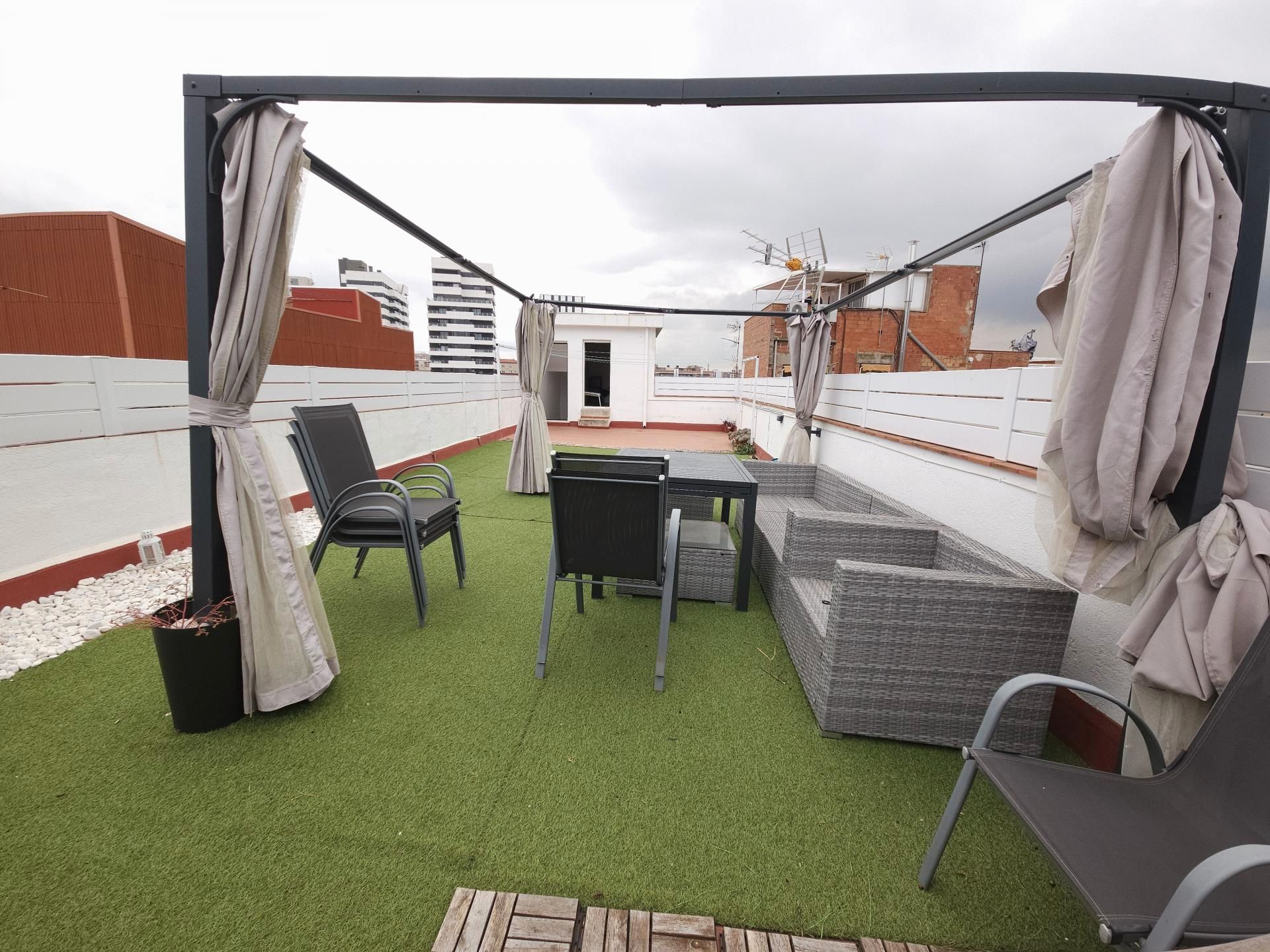 Terraza de Casa adosada en venta en Sant Joan Despí con Calefacción, Parquet y Terraza