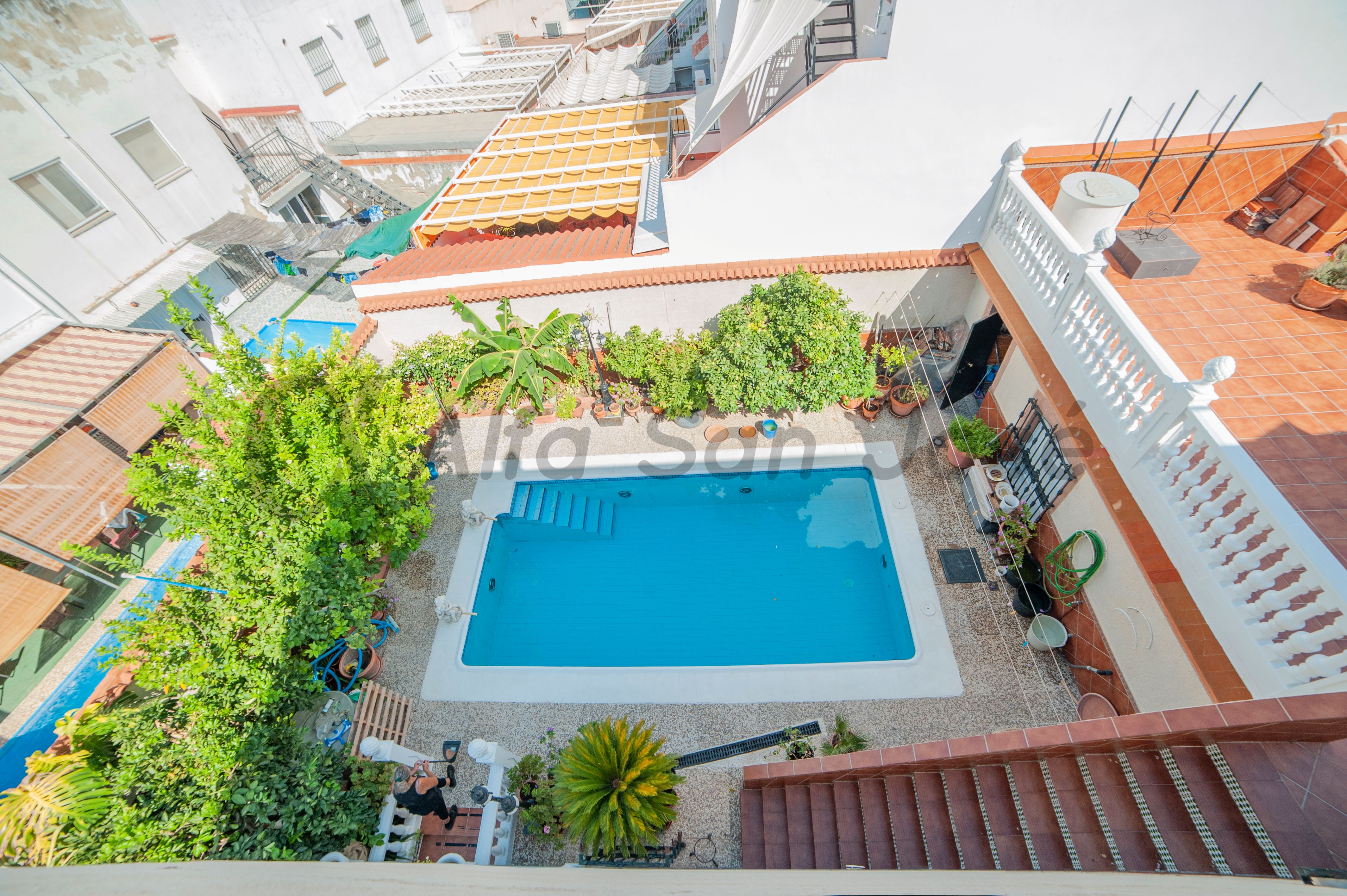 Vista exterior de Pis en venda en La Rinconada amb Aire condicionat, Piscina i Moblat