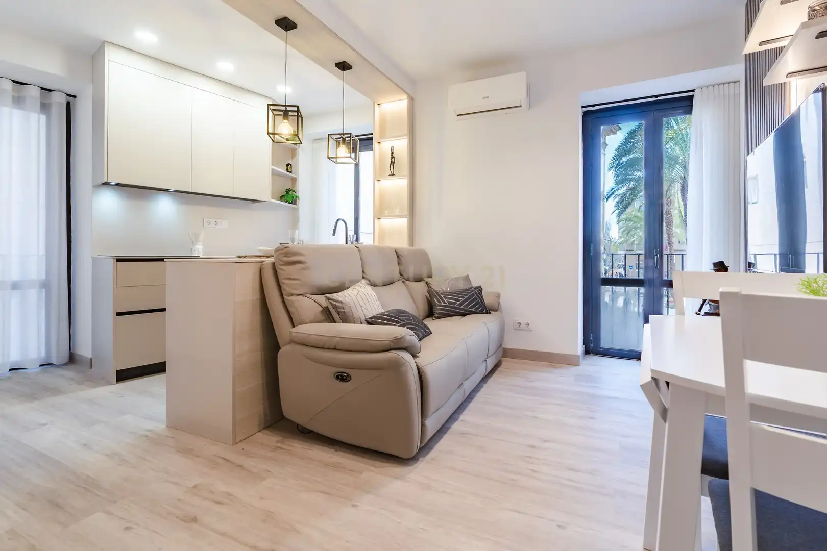 Sala de estar de Casa o chalet en venta en Vilanova i la Geltrú con Aire acondicionado y Alarma