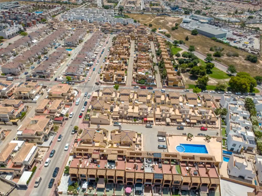 Vista exterior de Casa adosada en venda en Torrevieja amb Aire condicionat, Moblat i Forn