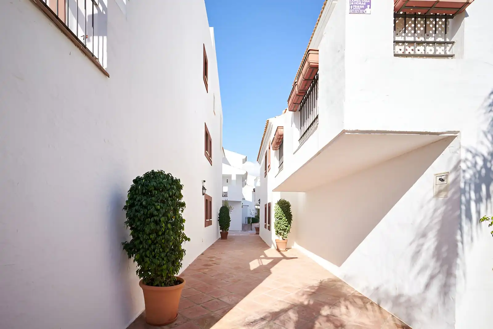 Vista exterior de Planta baixa en venda en Marbella amb Aire condicionat, Terrassa i Traster