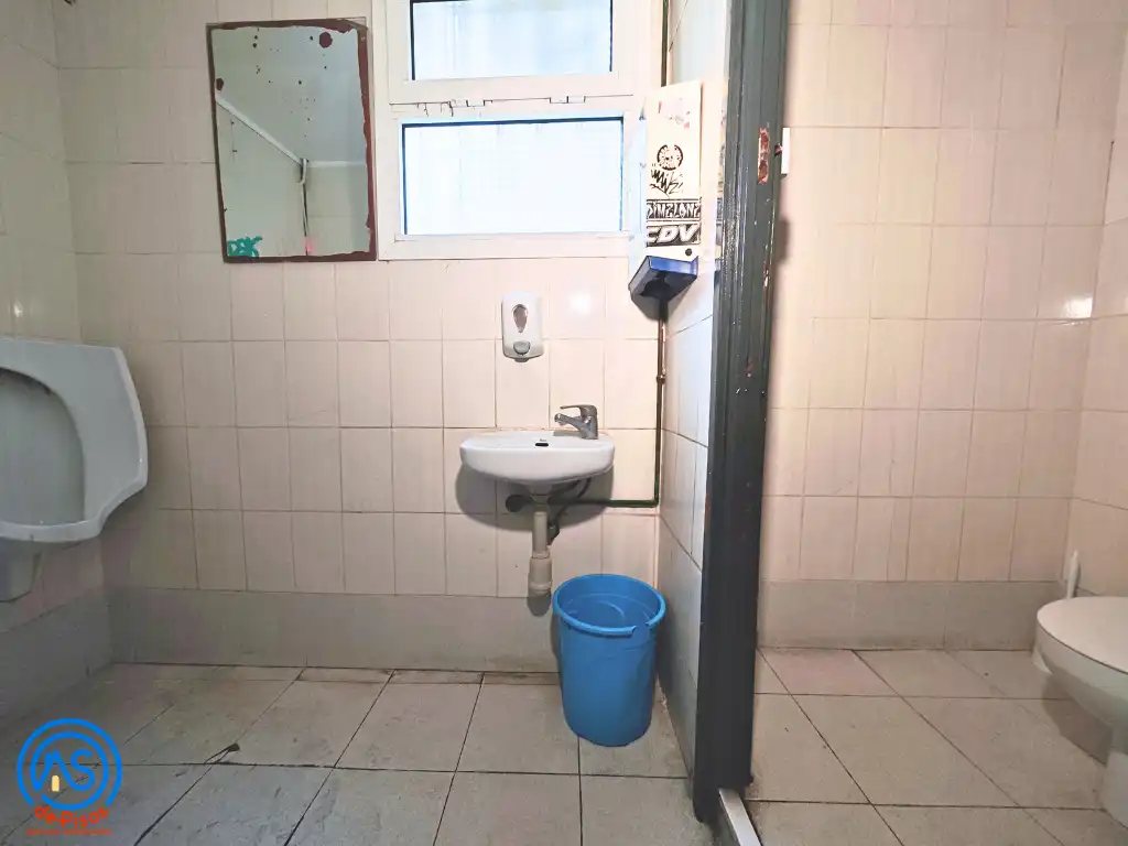 Badezimmer von Geschaftsraum zur Miete in Zaragoza mit Parkett und Terrasse