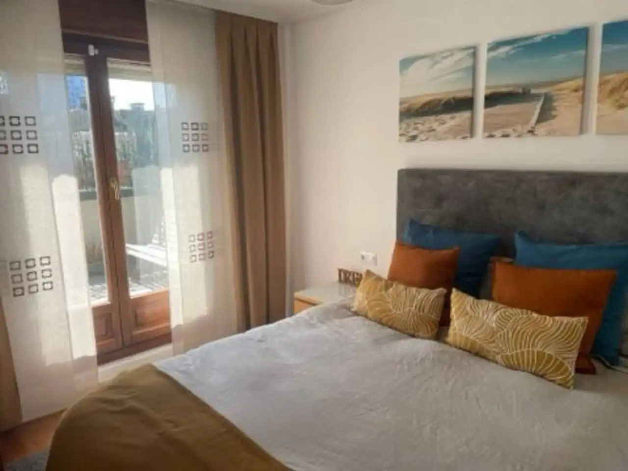 Schlafzimmer von Dachboden zur Miete in Oviedo  mit Heizung, Parkett und Terrasse