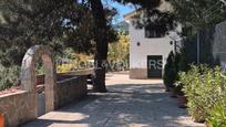 Vista exterior de Casa o xalet en venda en Santa María de la Alameda amb Aire condicionat, Calefacció i Jardí privat
