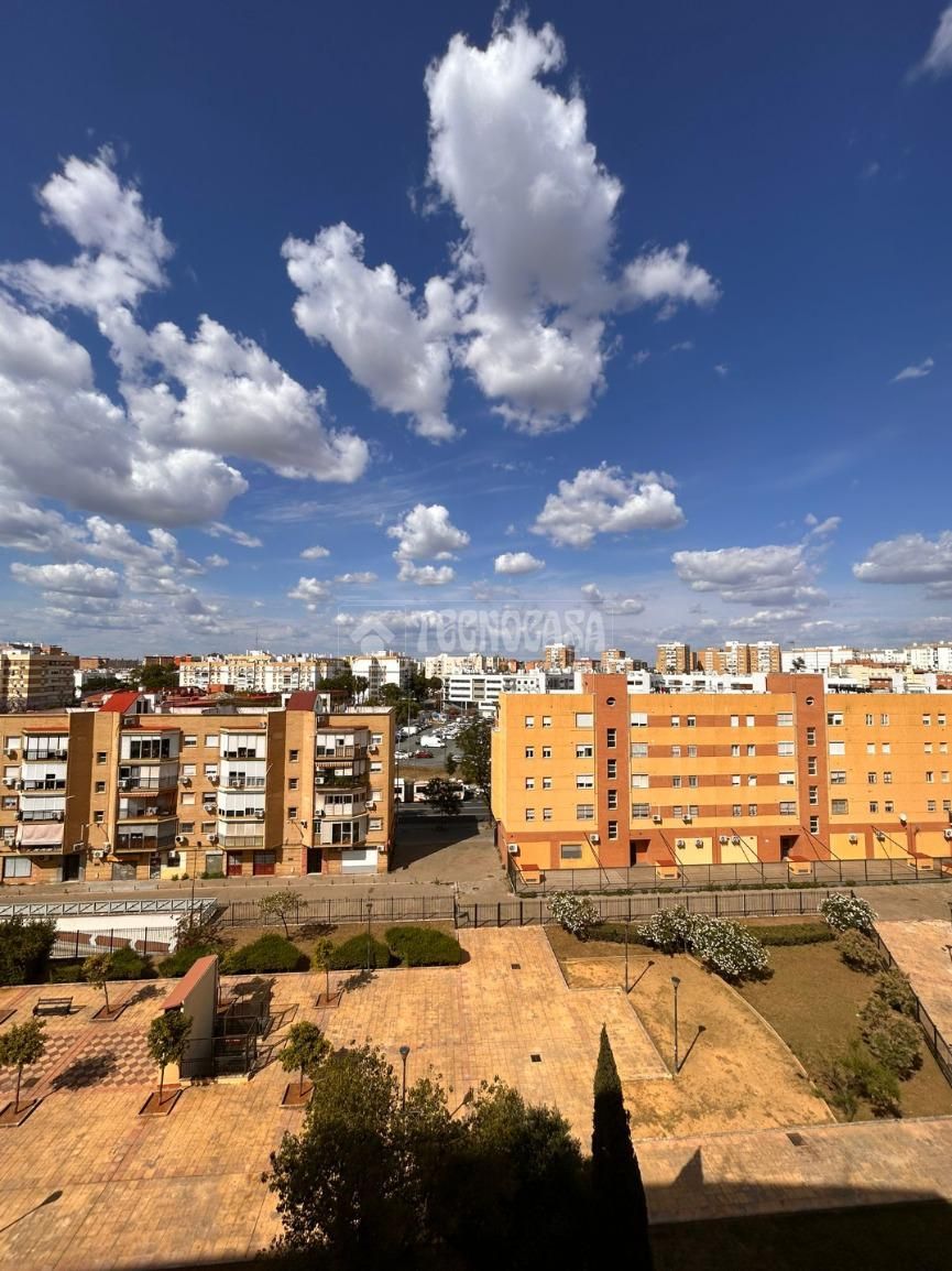 Vista exterior de Pis en venda en  Sevilla Capital amb Aire condicionat i Terrassa