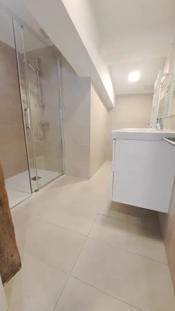 Badezimmer von Dachboden zum Verkauf in Bilbao  mit Klimaanlage und Heizung