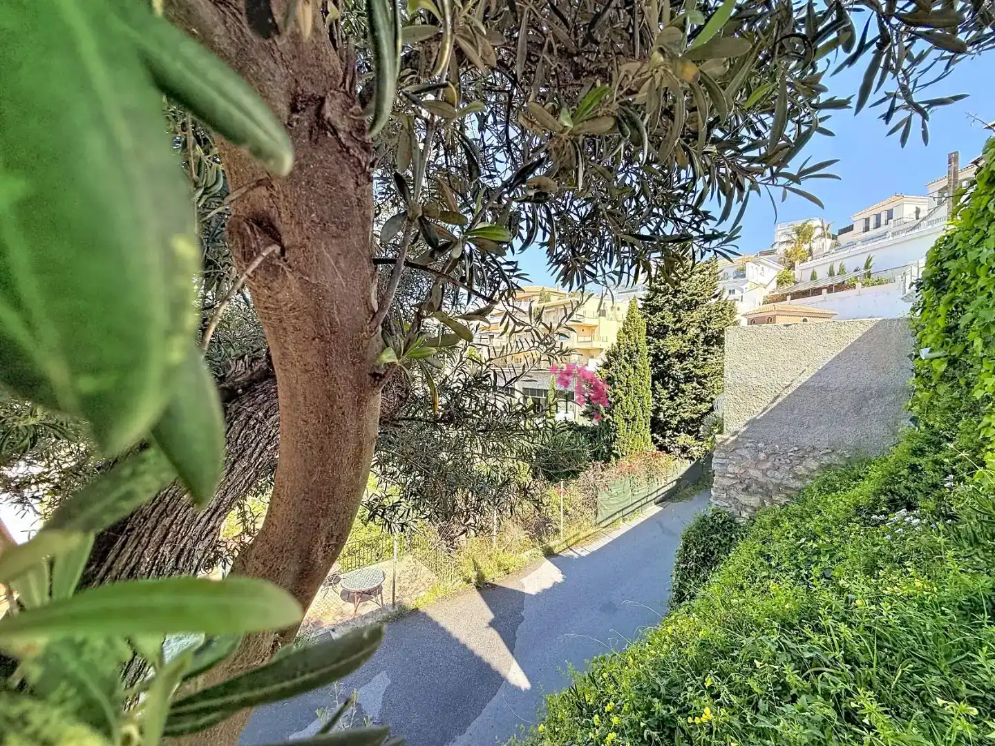 Vista exterior de Casa o xalet en venda en Almuñécar amb Aire condicionat, Piscina i Balcó