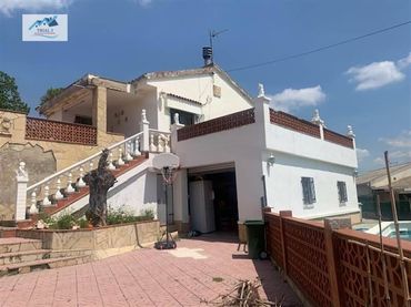 Casa amb piscina en venda a Calle SEGARRA