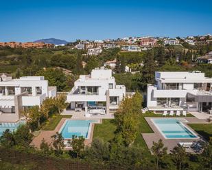 Vista exterior de Casa o xalet en venda en Estepona amb Aire condicionat, Calefacció i Jardí privat