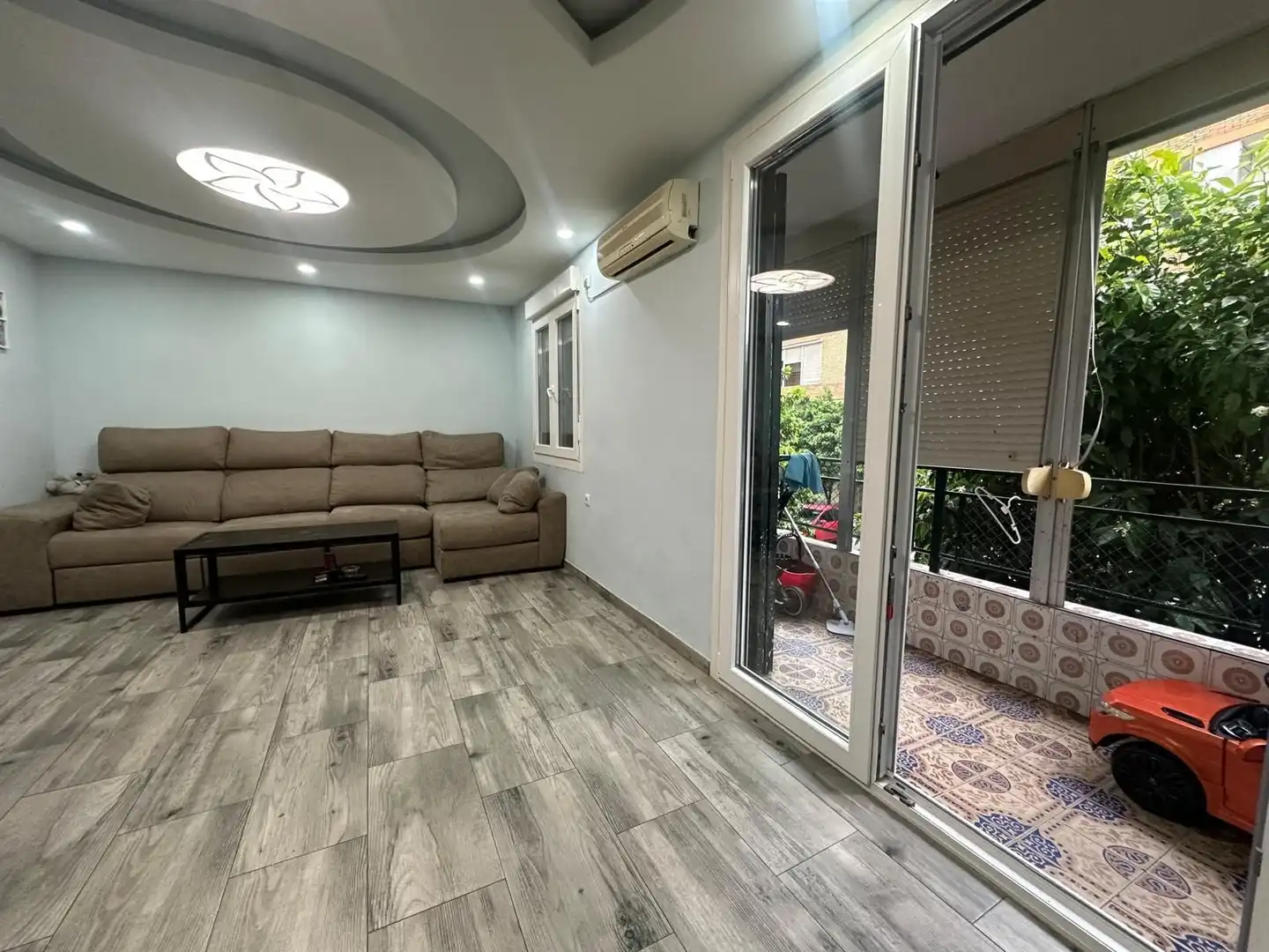 Living room of Flat for sale in Sevilla  with Air Conditioner and Furnished