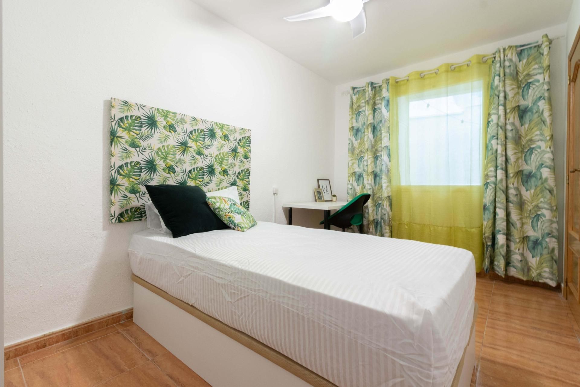 Flat to share in Calle DR SANTAOLALLA, Santo Domigo, San Blas