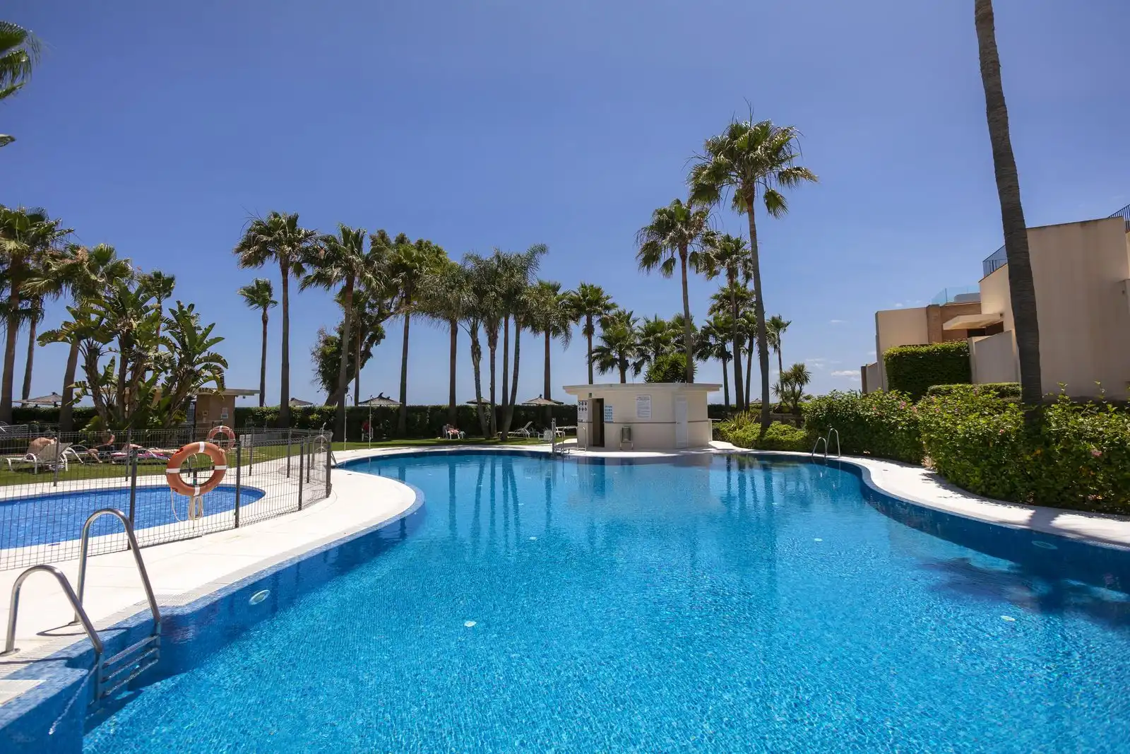 Piscina de Dúplex en venda en Estepona amb Aire condicionat, Terrassa i Traster