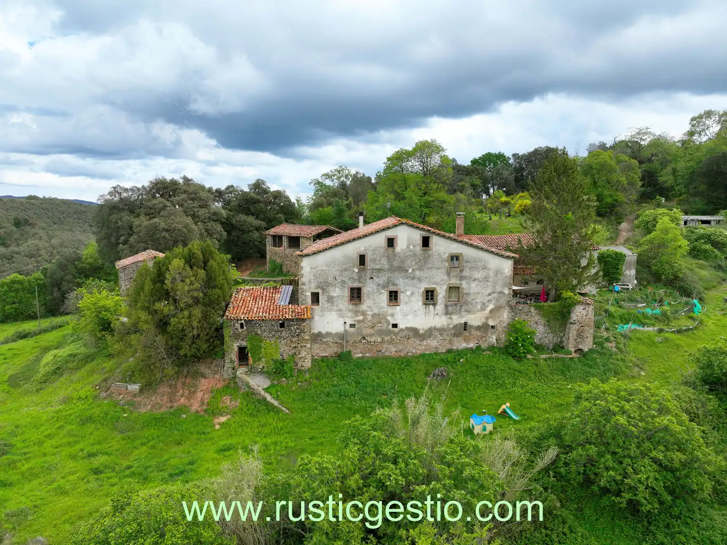 Vista exterior de Finca rústica en venda en Santa Pau amb Jardí privat, Terrassa i Balcó