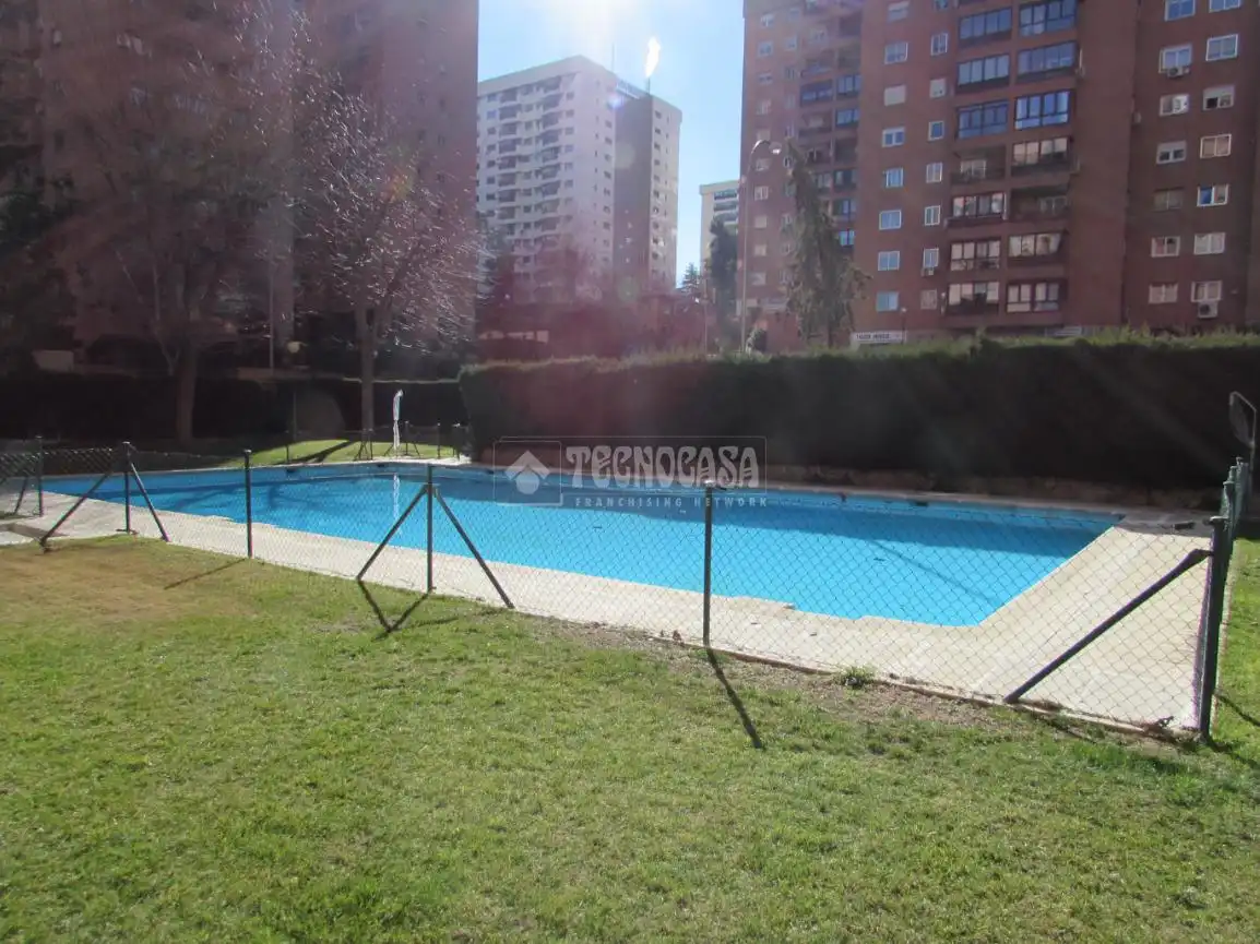 Piscina de Piso en venta en Madrid con Aire acondicionado, Calefacción y Parquet