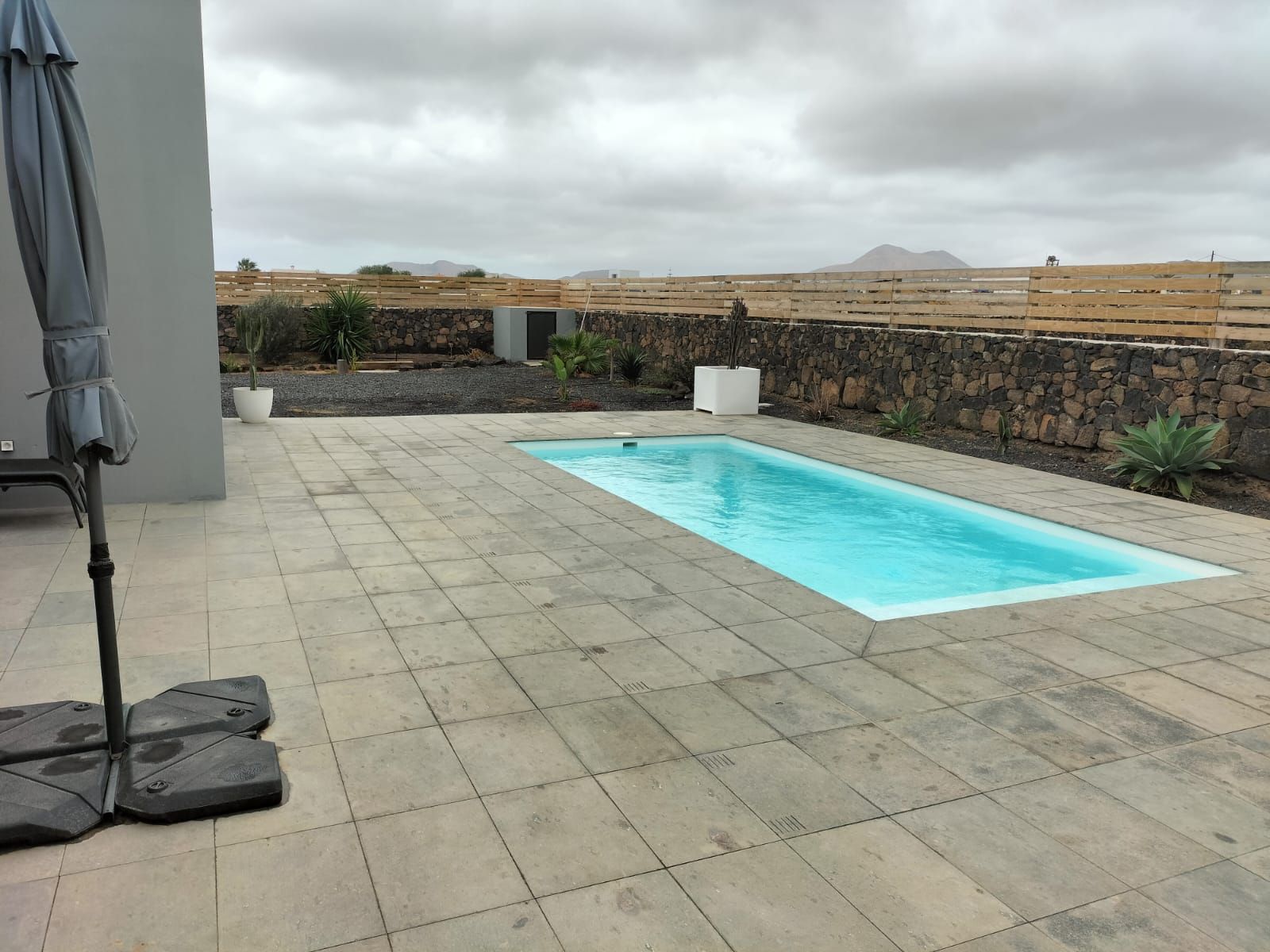 Piscina de Casa o xalet en venda en La Oliva amb Jardí privat, Piscina i Moblat