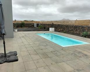 Piscina de Casa o xalet en venda en La Oliva amb Jardí privat, Piscina i Moblat