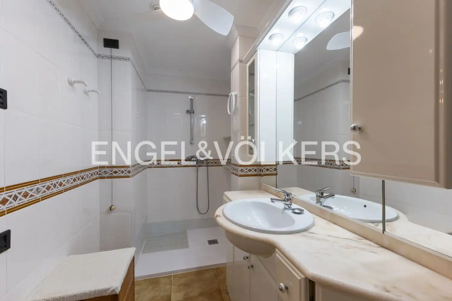 Bathroom of Flat for sale in Benicasim / Benicàssim  with Air Conditioner, Heating and Private garden