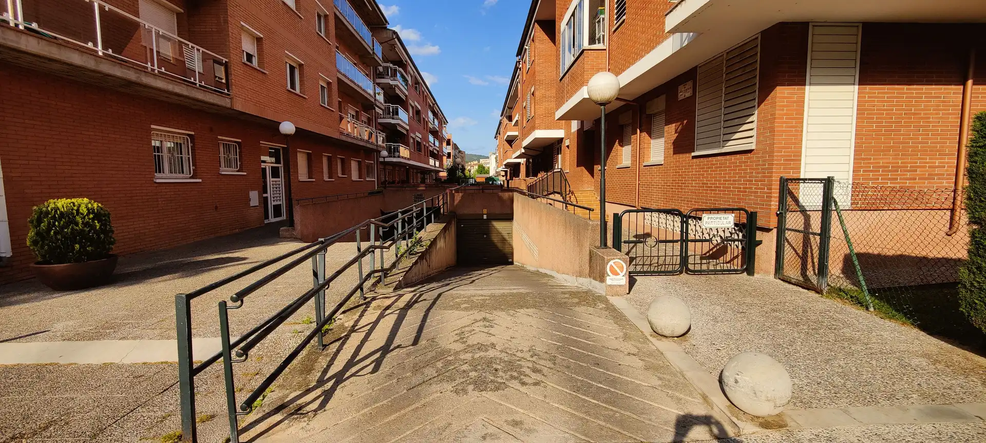 Vista exterior de Garatge en venda en Girona